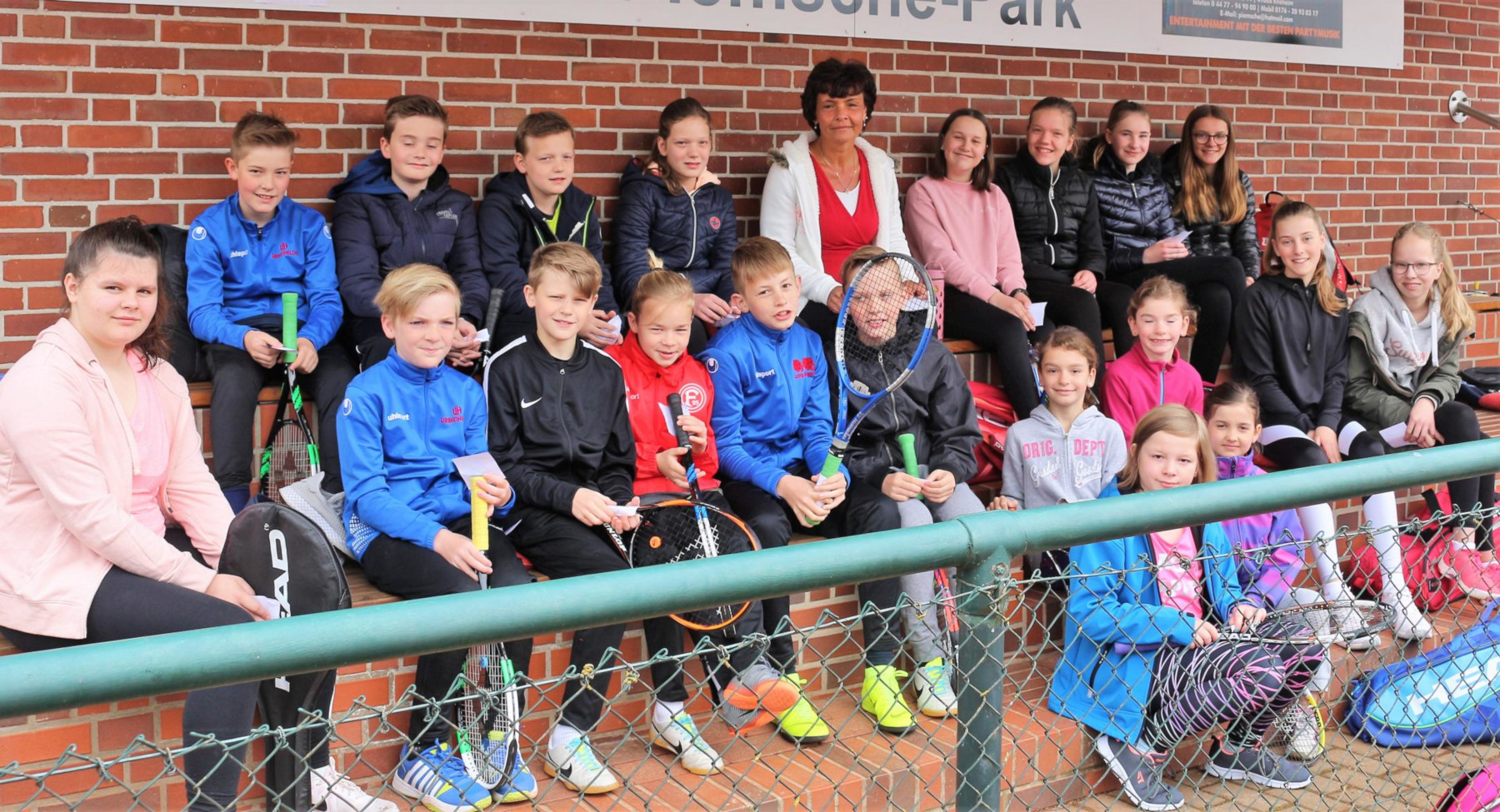 Jugendwartin Heike Bergs zusammmen mit den Teilnehmern der Jugendvereinsmeisterschaften